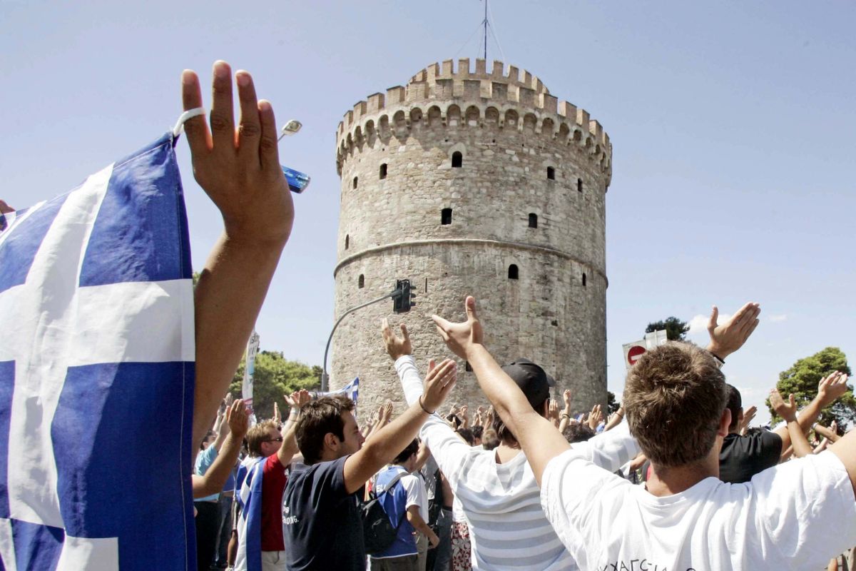 Φίλαθλοι πανηγυρίζουν στη Θεσσαλονίκη μετά την νίκη της Εθνικής Ελλάδος επί των ΗΠΑ στο Μουντομπάσκετ του 2006