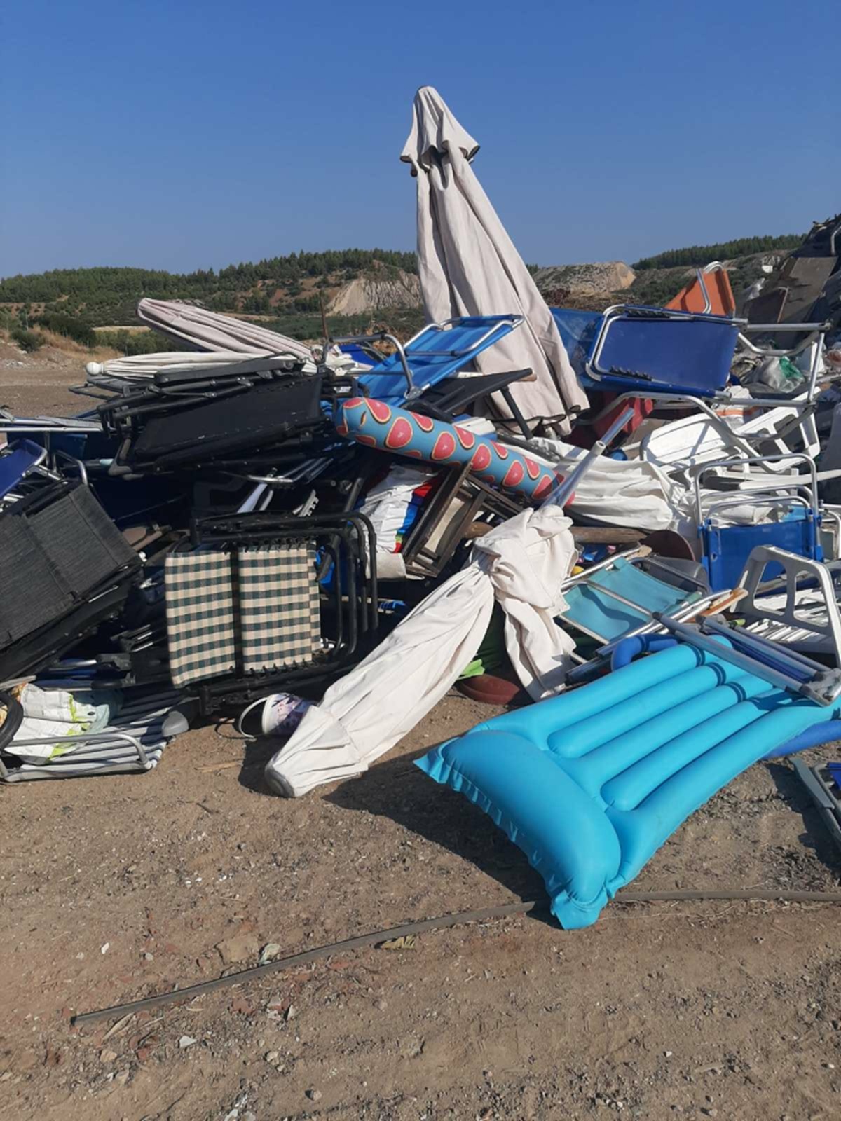 Χαλκιδική: Επιχείρηση «σκούπα» στην παραλία της Γερακινής – Απομακρύνθηκαν δεκάδες πακτωμένες ομπρέλες και ξαπλώστρες (ΦΩΤΟ)