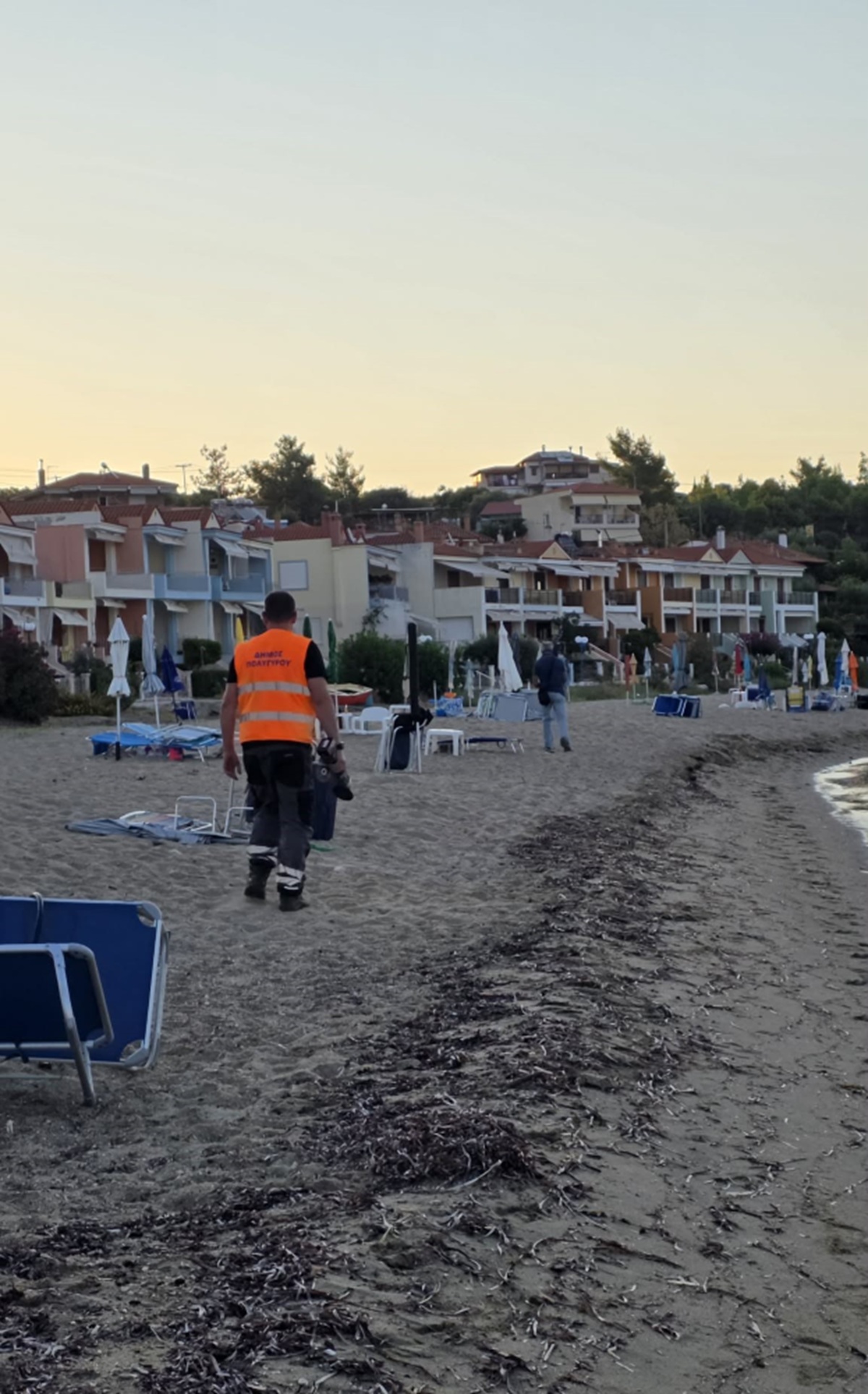 Χαλκιδική: Επιχείρηση «σκούπα» στην παραλία της Γερακινής – Απομακρύνθηκαν δεκάδες πακτωμένες ομπρέλες και ξαπλώστρες (ΦΩΤΟ)