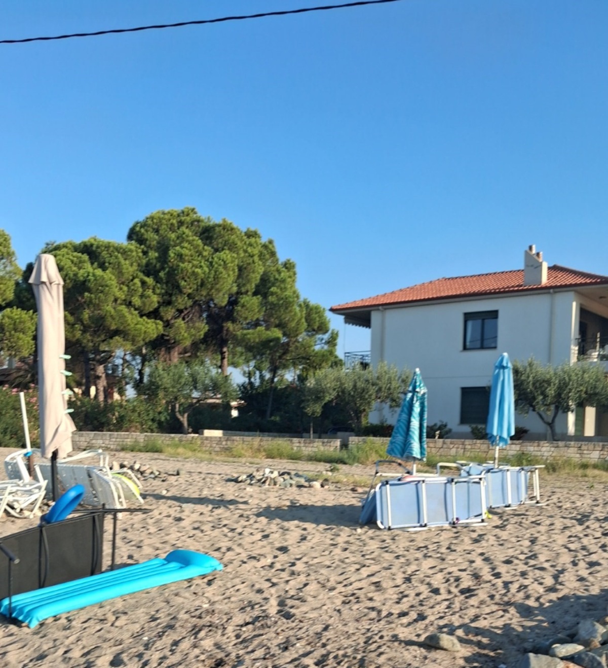 Χαλκιδική: Επιχείρηση «σκούπα» στην παραλία της Γερακινής – Απομακρύνθηκαν δεκάδες πακτωμένες ομπρέλες και ξαπλώστρες (ΦΩΤΟ)