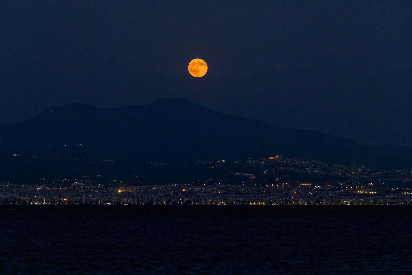 Θεσσαλονίκη: Μαγευτικές εικόνες από την Πανσέληνο του Αυγούστου (ΦΩΤΟ-VIDEO)