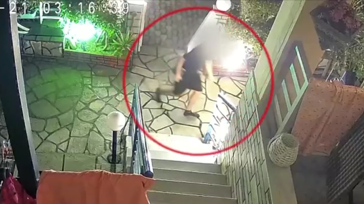 Απίστευτο περιστατικό στη Χαλκιδική: Έκλεψε μαγιό από απλώστρα – Η γυναίκα ζητά από τον κλέφτη να της το επιστρέψει (VIDEO)