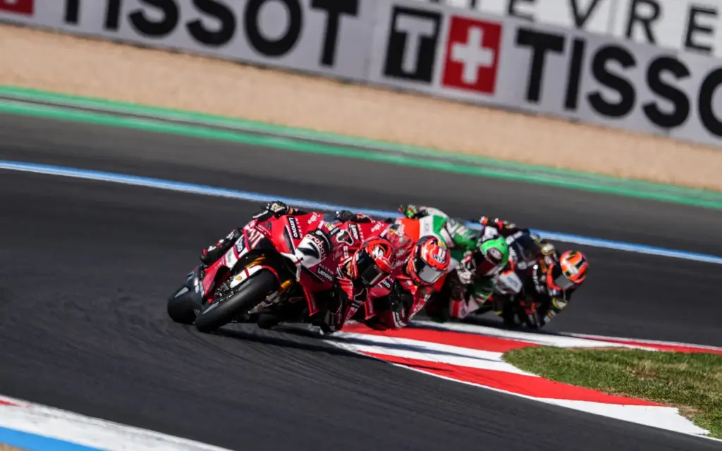 Superbikes Magny-Cours: Ασταμάτητος ο Bulega με τρεις νίκες και ένα βήμα πριν τον τίτλο