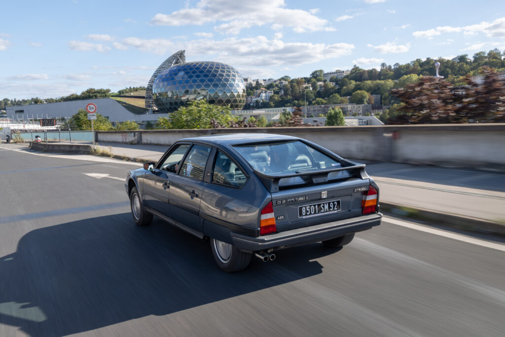 Citroën Classic Tour 2026: Το “λοχιόσημο” γιορτάζει και οι δρόμοι του Παρισιού αναστενάζουν!