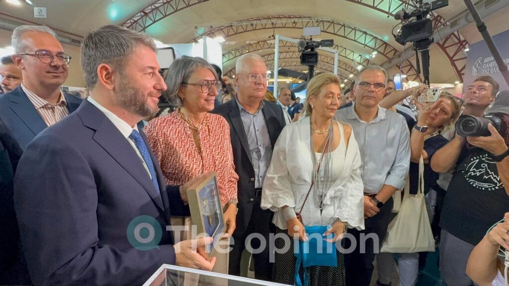 Η πράσινη ρακέτα, το green room της ΕΡΤ και η προτίμηση στη ρετσίνα – Η βόλτα Ανδρουλάκη στη ΔΕΘ (ΦΩΤΟ-VIDEO)