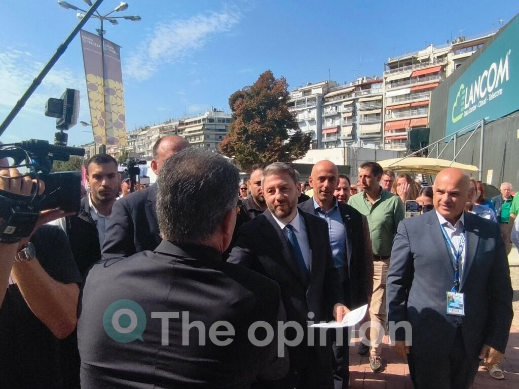 Η πράσινη ρακέτα, το green room της ΕΡΤ και η προτίμηση στη ρετσίνα – Η βόλτα Ανδρουλάκη στη ΔΕΘ (ΦΩΤΟ-VIDEO)