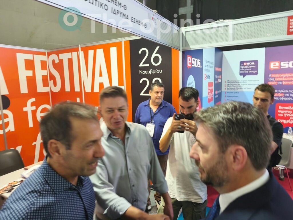 Η πράσινη ρακέτα, το green room της ΕΡΤ και η προτίμηση στη ρετσίνα – Η βόλτα Ανδρουλάκη στη ΔΕΘ (ΦΩΤΟ-VIDEO)
