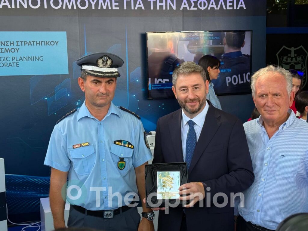 Η πράσινη ρακέτα, το green room της ΕΡΤ και η προτίμηση στη ρετσίνα – Η βόλτα Ανδρουλάκη στη ΔΕΘ (ΦΩΤΟ-VIDEO)