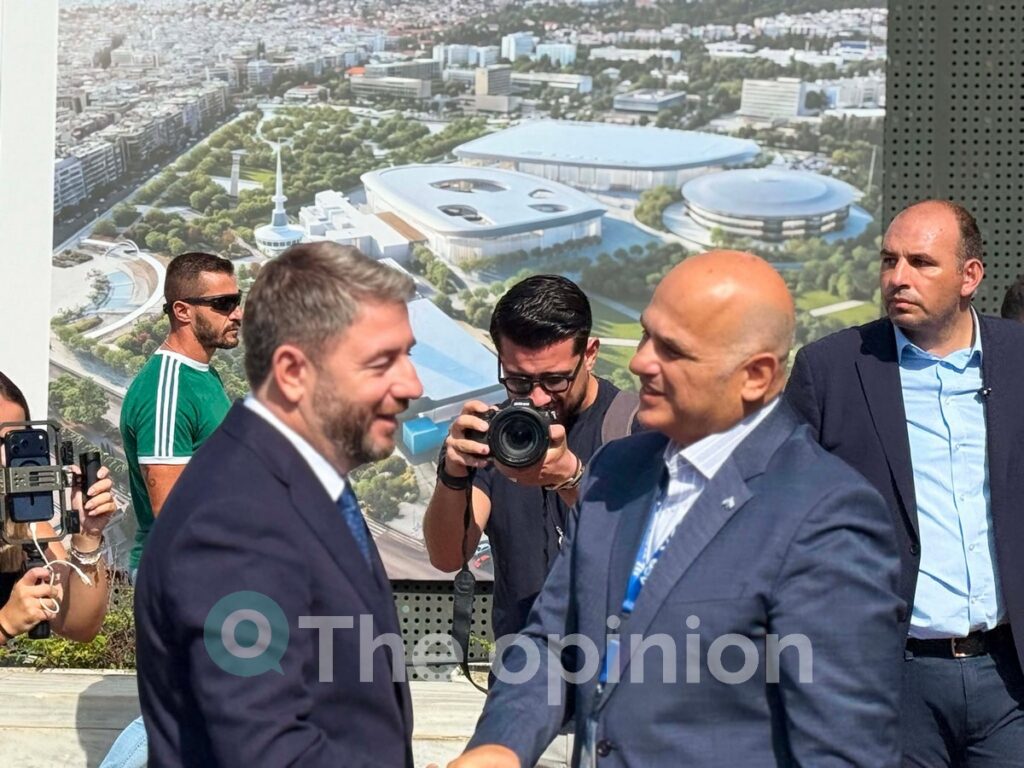 Η πράσινη ρακέτα, το green room της ΕΡΤ και η προτίμηση στη ρετσίνα – Η βόλτα Ανδρουλάκη στη ΔΕΘ (ΦΩΤΟ-VIDEO)