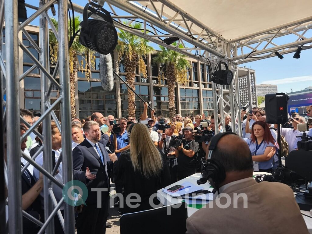 Η πράσινη ρακέτα, το green room της ΕΡΤ και η προτίμηση στη ρετσίνα – Η βόλτα Ανδρουλάκη στη ΔΕΘ (ΦΩΤΟ-VIDEO)