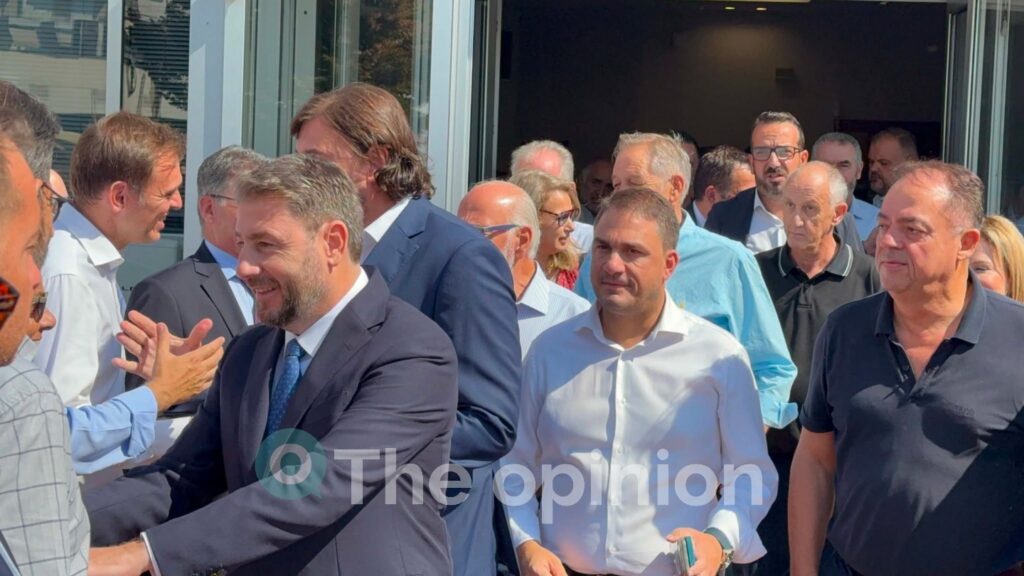 Η πράσινη ρακέτα, το green room της ΕΡΤ και η προτίμηση στη ρετσίνα – Η βόλτα Ανδρουλάκη στη ΔΕΘ (ΦΩΤΟ-VIDEO)