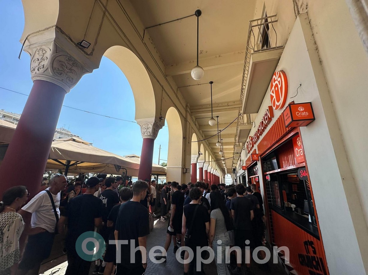Απίστευτες εικόνες στην Αριστοτέλους – Δεκάδες για να δουν τον Chris ASMR να τρώει… (ΦΩΤΟ -VIDEO)