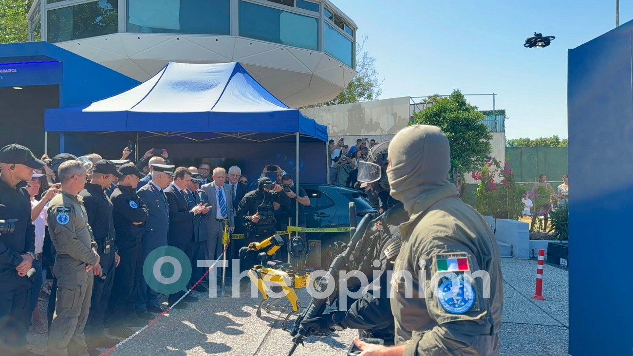 Η βόλτα Μητσοτάκη στα περίπτερα της ΔΕΘ – Το ρομπότ, τα δώρα και οι εκπλήξεις (ΦΩΤΟ- VIDEO)