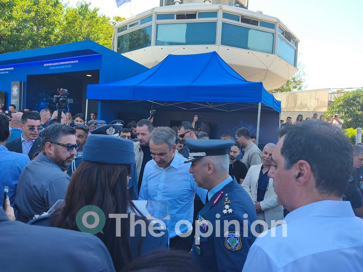 Η βόλτα Μητσοτάκη στα περίπτερα της ΔΕΘ – Το ρομπότ, τα δώρα και οι εκπλήξεις (ΦΩΤΟ- VIDEO)