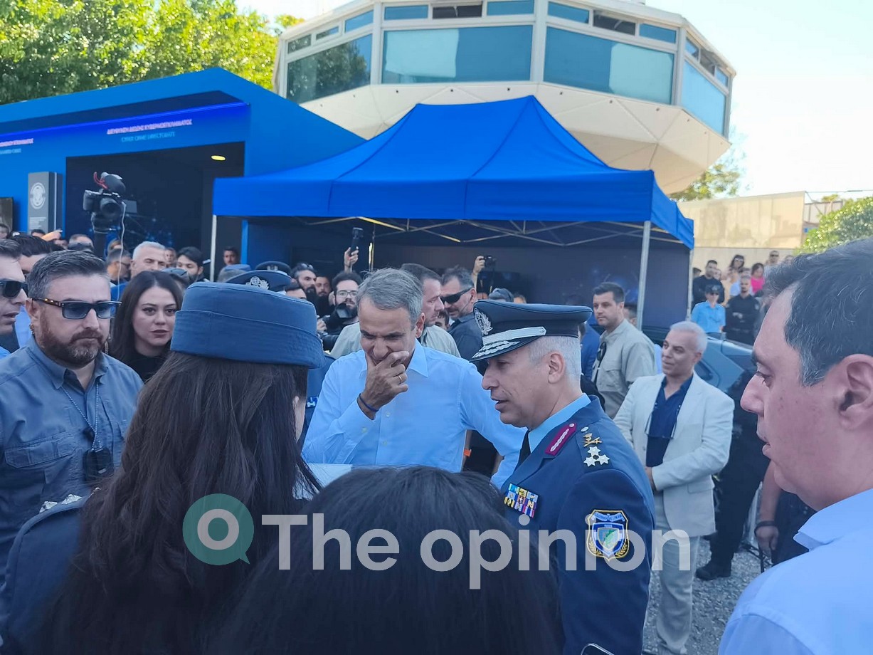 Η βόλτα Μητσοτάκη στα περίπτερα της ΔΕΘ – Το ρομπότ, τα δώρα και οι εκπλήξεις (ΦΩΤΟ- VIDEO)