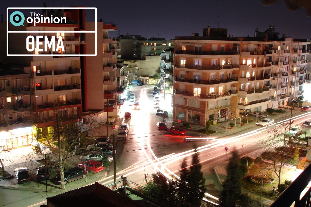 Νυχτερινή άποψη των οδών Σμύρνης και 25ης Μαρτίου στον Εύοσμο