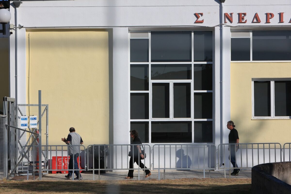 Δίκη για τα Τέμπη: «Η Ιφιγένεια στην αρχαία τραγωδία θυσιάστηκε, η δική μας δολοφονήθηκε» – Συγκλονίζουν νέες καταθέσεις συγγενών