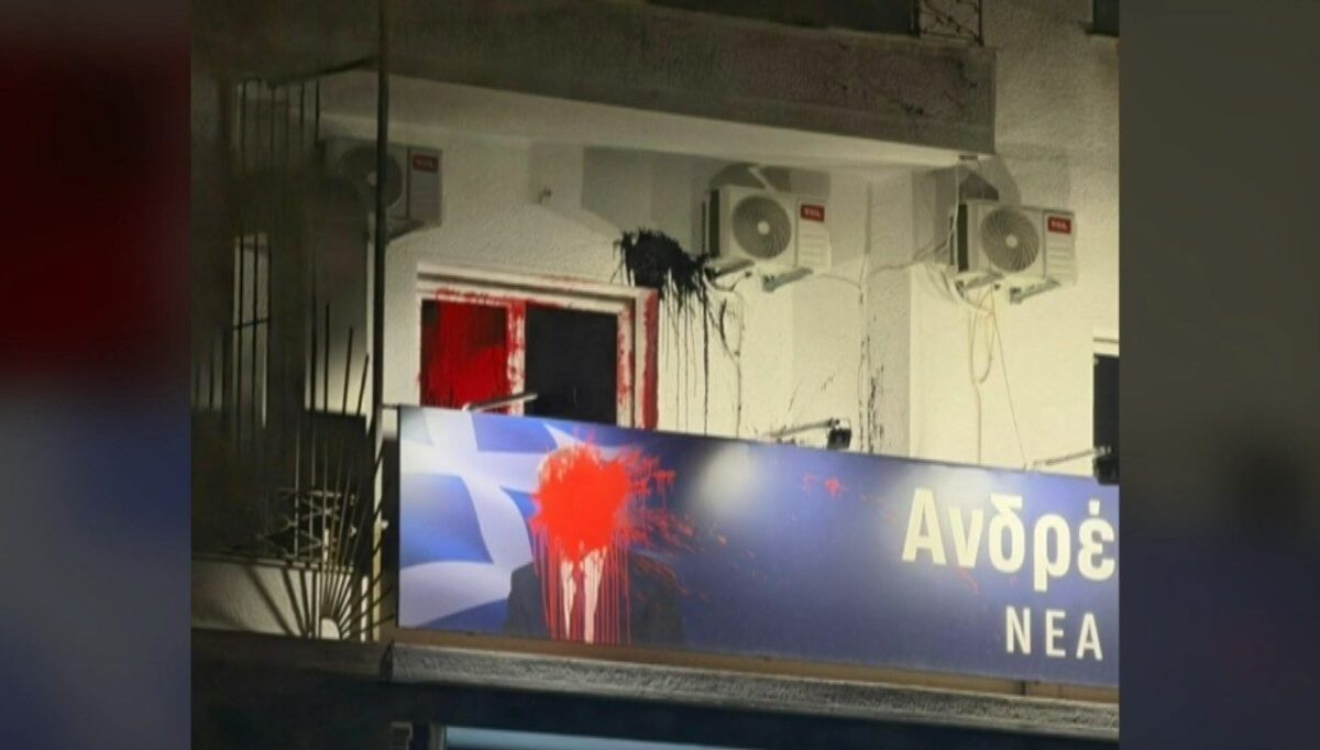 Ανδρέας Λοβέρδος: Έριξαν κόκκινες μπογιές στο γραφείο του – «Δεν τους φοβάμαι» (VIDEO)