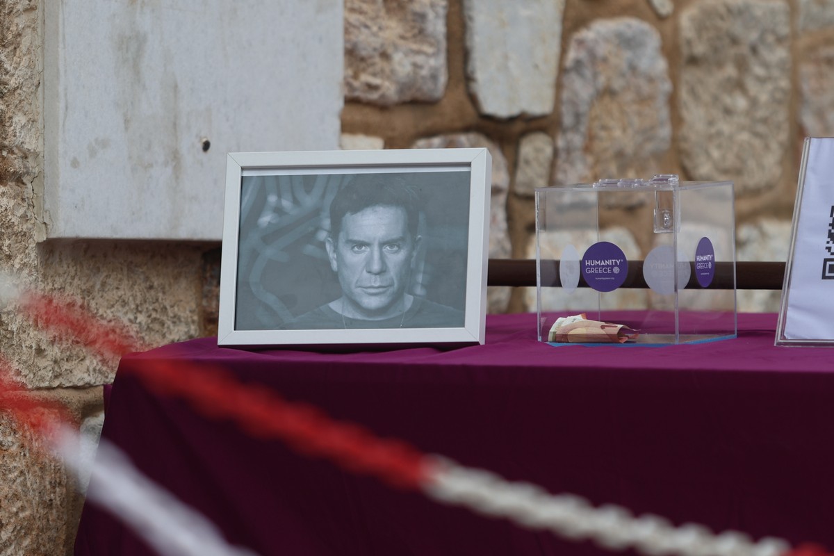 Γιώργος Μαζωνάκης: Χιλιάδες κόσμου στο λαϊκό προσκύνημα – Δάκρυα, λουλούδια και τα τραγούδια του στα ηχεία (ΦΩΤΟ-VIDEO)