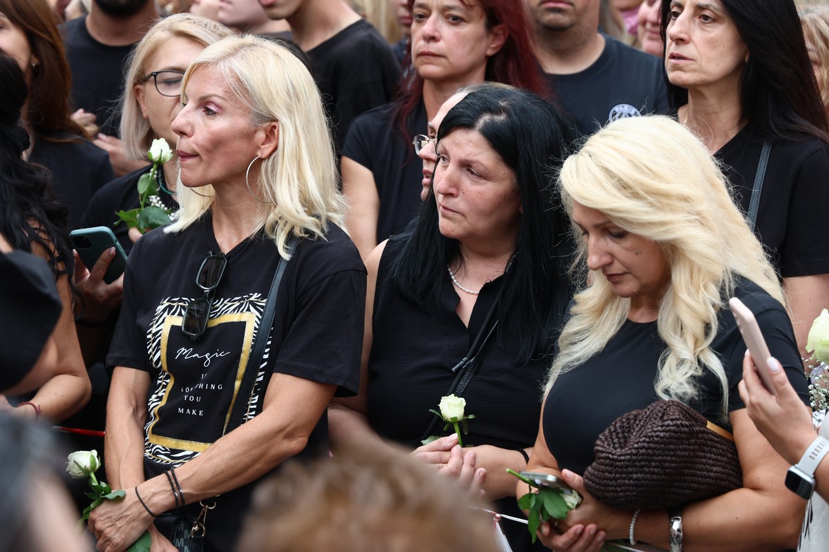 Γιώργος Μαζωνάκης: Χιλιάδες κόσμου στο λαϊκό προσκύνημα – Δάκρυα, λουλούδια και τα τραγούδια του στα ηχεία (ΦΩΤΟ-VIDEO)