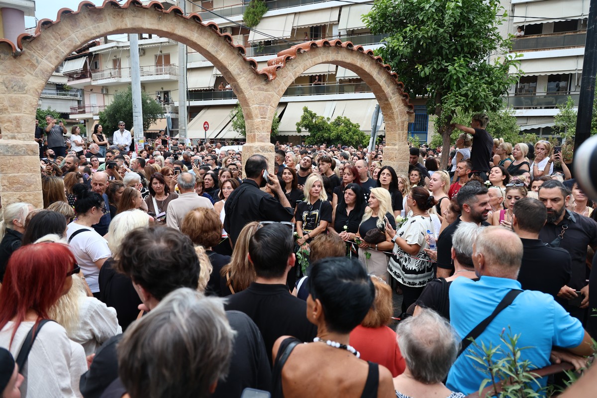 Γιώργος Μαζωνάκης: Χιλιάδες κόσμου στο λαϊκό προσκύνημα – Δάκρυα, λουλούδια και τα τραγούδια του στα ηχεία (ΦΩΤΟ-VIDEO)