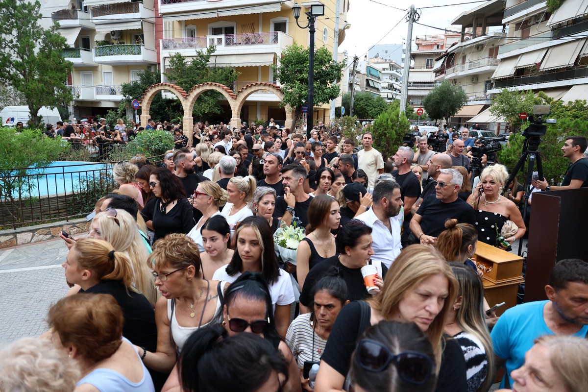 Γιώργος Μαζωνάκης: Χιλιάδες κόσμου στο λαϊκό προσκύνημα – Δάκρυα, λουλούδια και τα τραγούδια του στα ηχεία (ΦΩΤΟ-VIDEO)