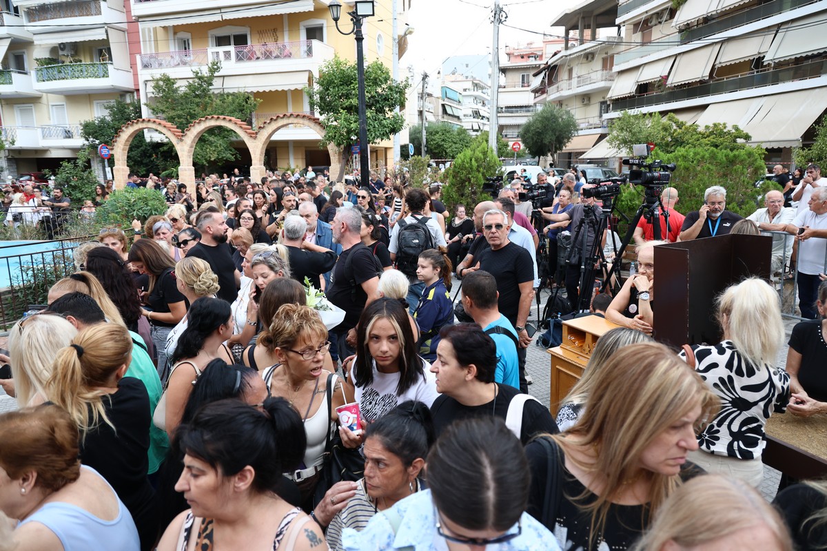 Γιώργος Μαζωνάκης: Χιλιάδες κόσμου στο λαϊκό προσκύνημα – Δάκρυα, λουλούδια και τα τραγούδια του στα ηχεία (ΦΩΤΟ-VIDEO)