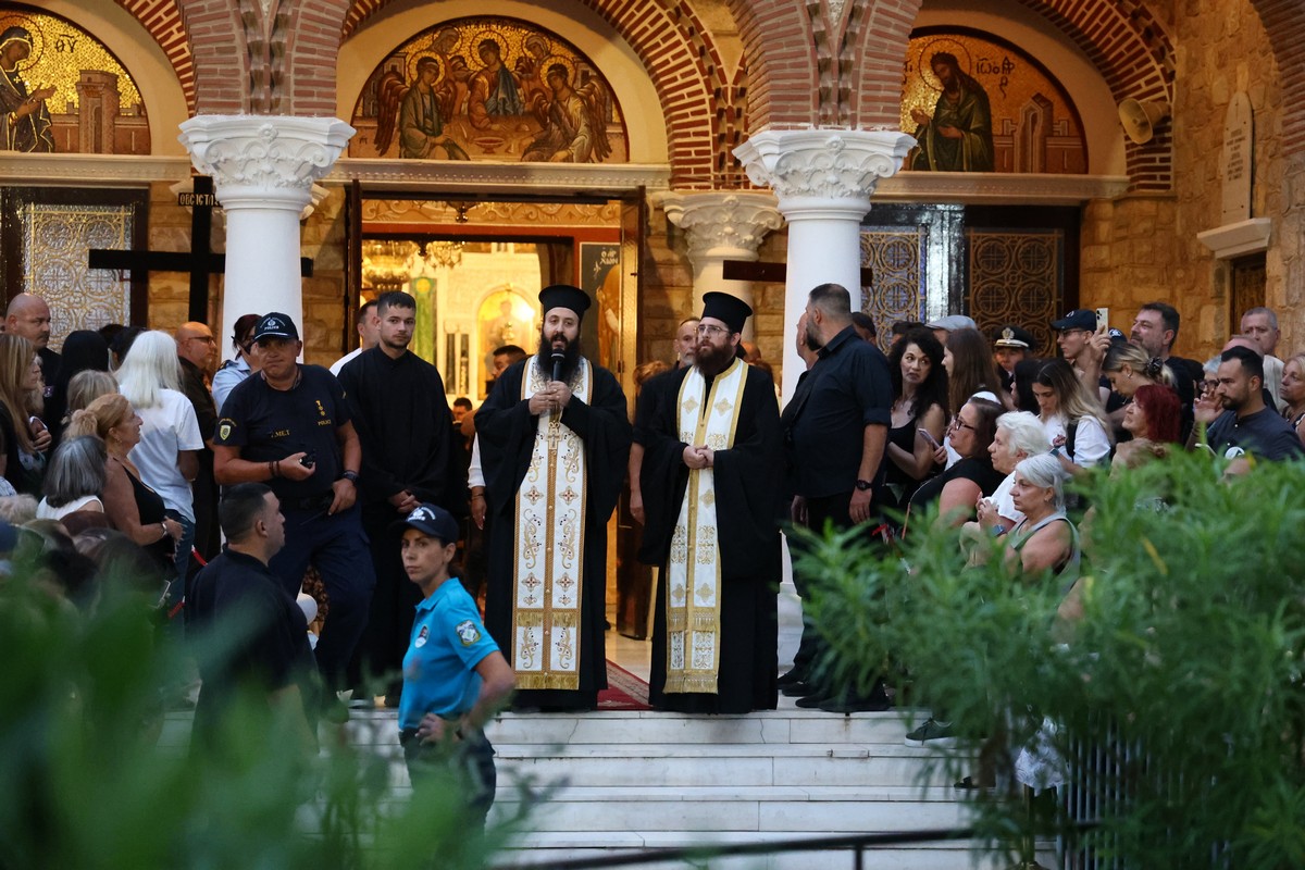 Γιώργος Μαζωνάκης: Χιλιάδες κόσμου στο λαϊκό προσκύνημα – Δάκρυα, λουλούδια και τα τραγούδια του στα ηχεία (ΦΩΤΟ-VIDEO)