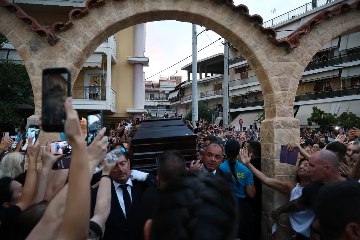 Γιώργος Μαζωνάκης: Χιλιάδες κόσμου στο λαϊκό προσκύνημα – Δάκρυα, λουλούδια και τα τραγούδια του στα ηχεία (ΦΩΤΟ-VIDEO)