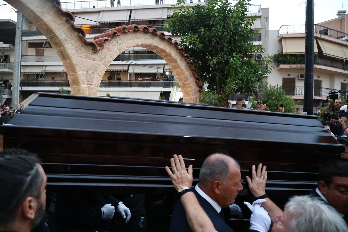 Γιώργος Μαζωνάκης: Χιλιάδες κόσμου στο λαϊκό προσκύνημα – Δάκρυα, λουλούδια και τα τραγούδια του στα ηχεία (ΦΩΤΟ-VIDEO)