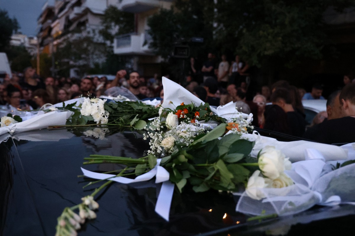 Γιώργος Μαζωνάκης: Χιλιάδες κόσμου στο λαϊκό προσκύνημα – Δάκρυα, λουλούδια και τα τραγούδια του στα ηχεία (ΦΩΤΟ-VIDEO)