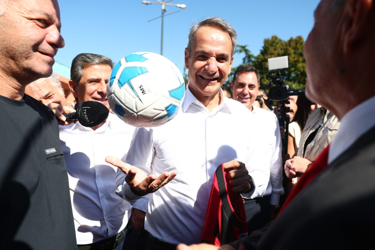 Η βόλτα Μητσοτάκη στα περίπτερα της ΔΕΘ – Το ρομπότ, τα δώρα και οι εκπλήξεις (ΦΩΤΟ- VIDEO)