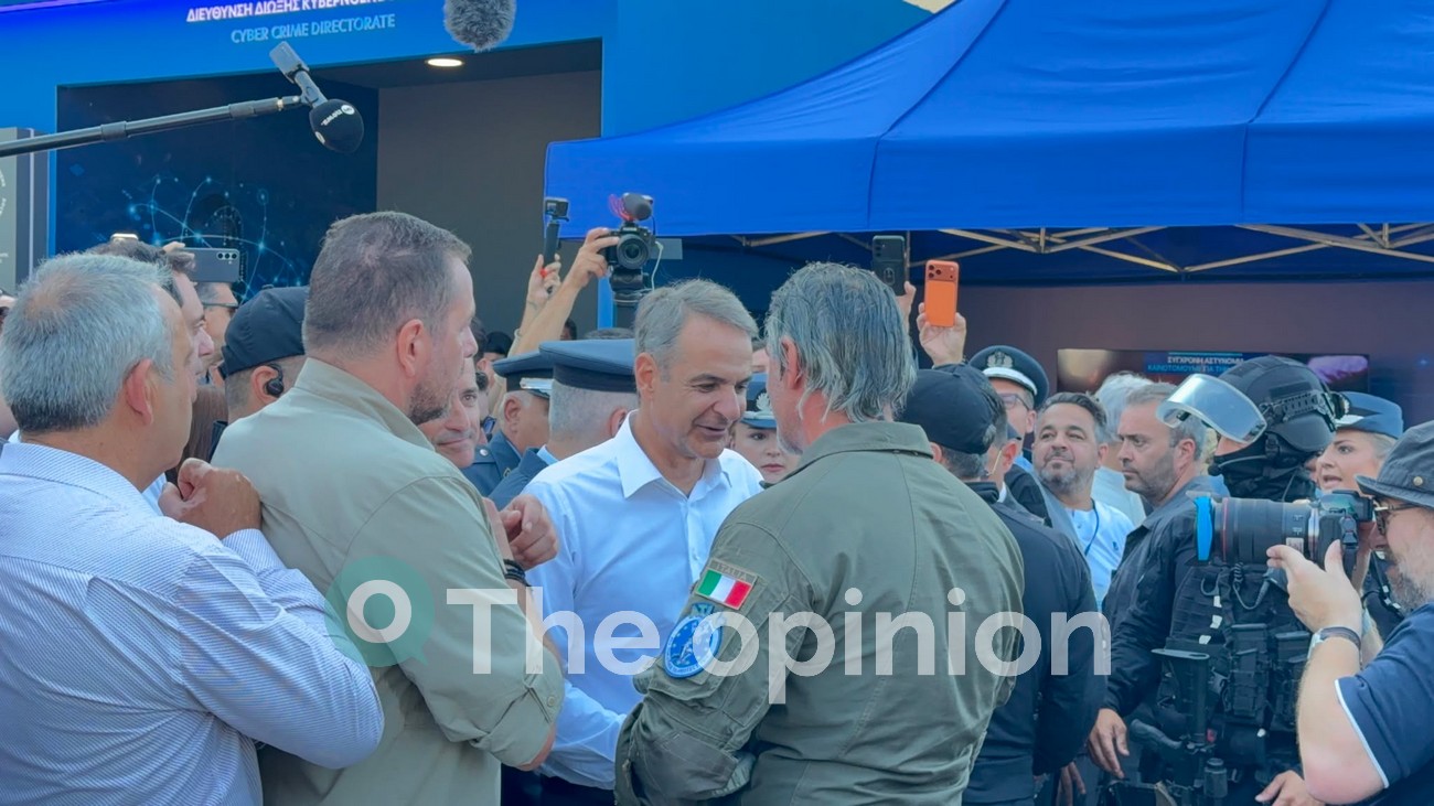 Η βόλτα Μητσοτάκη στα περίπτερα της ΔΕΘ – Το ρομπότ, τα δώρα και οι εκπλήξεις (ΦΩΤΟ- VIDEO)