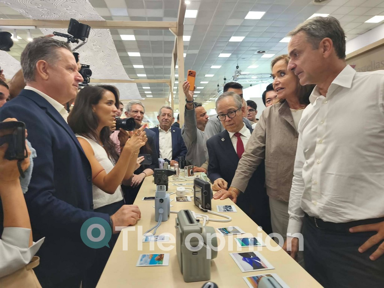 Η βόλτα Μητσοτάκη στα περίπτερα της ΔΕΘ – Το ρομπότ, τα δώρα και οι εκπλήξεις (ΦΩΤΟ- VIDEO)