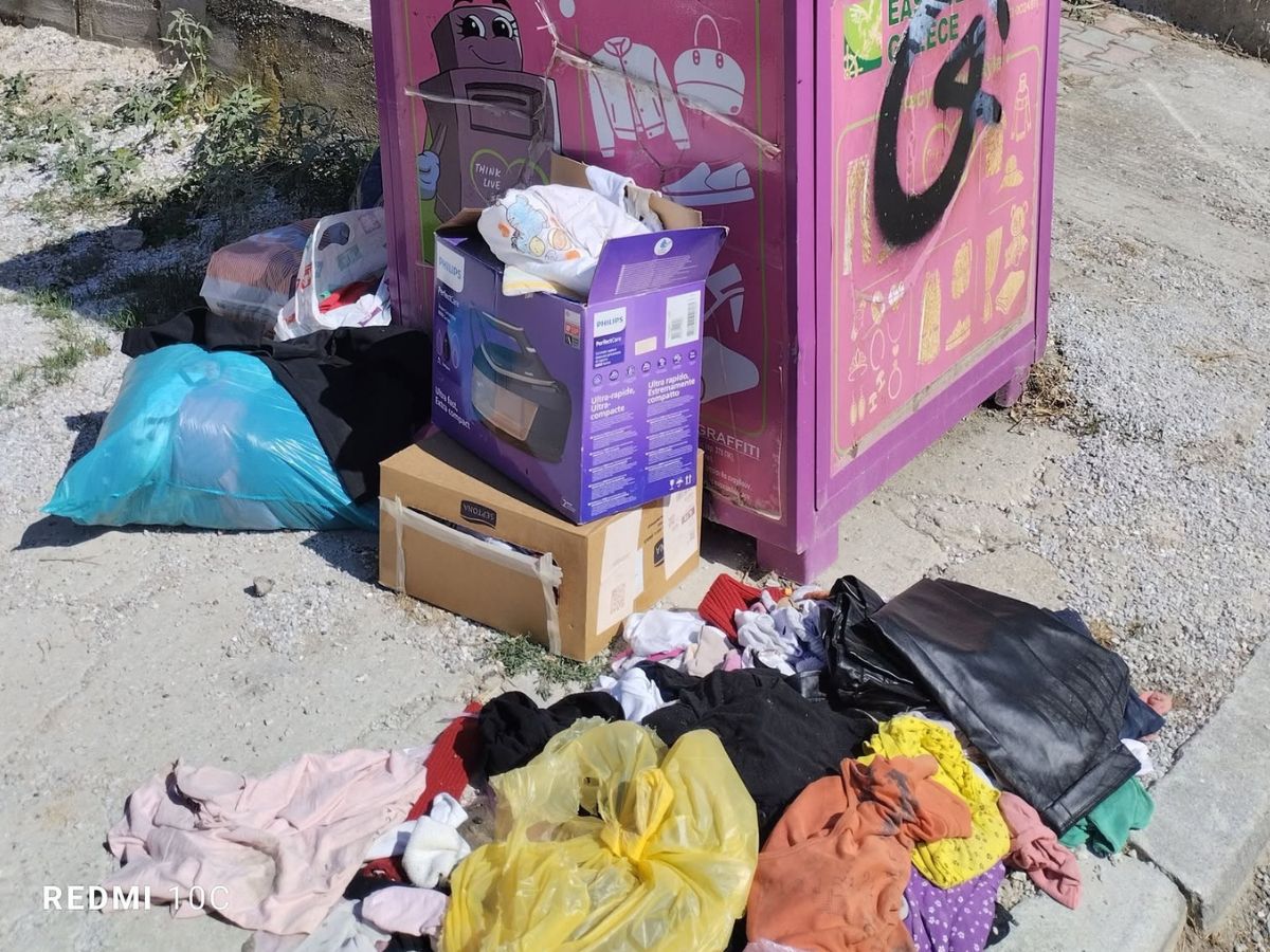 Θεσσαλονίκη: Ρούχα όχι μέσα αλλά…δίπλα σε μωβ κάδο στο Φίλυρο (ΦΩΤΟ)