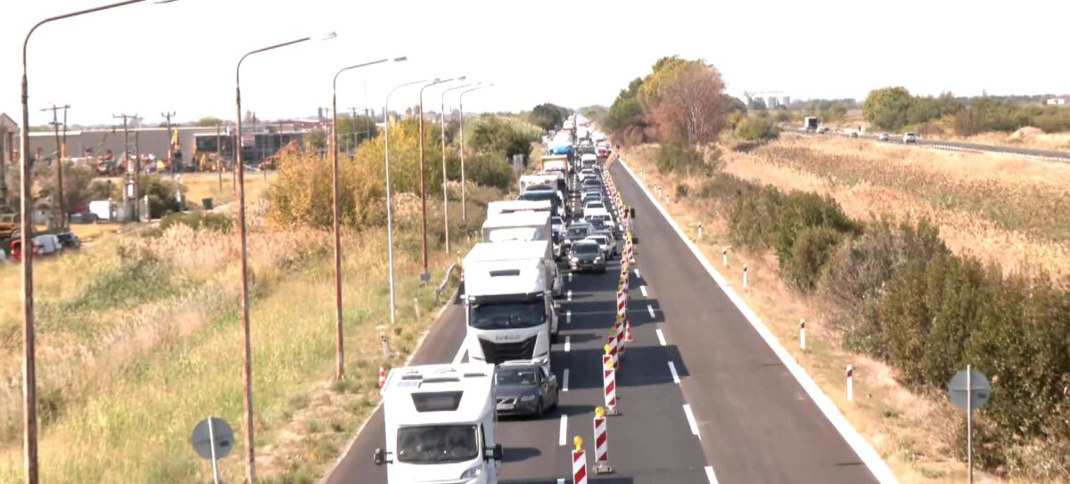 Θεσσαλονίκη: Μποτιλιάρισμα δύο χιλιομέτρων στη Σίνδο – Συνεχίζεται ο «Γολγοθάς» των οδηγών (VIDEO)