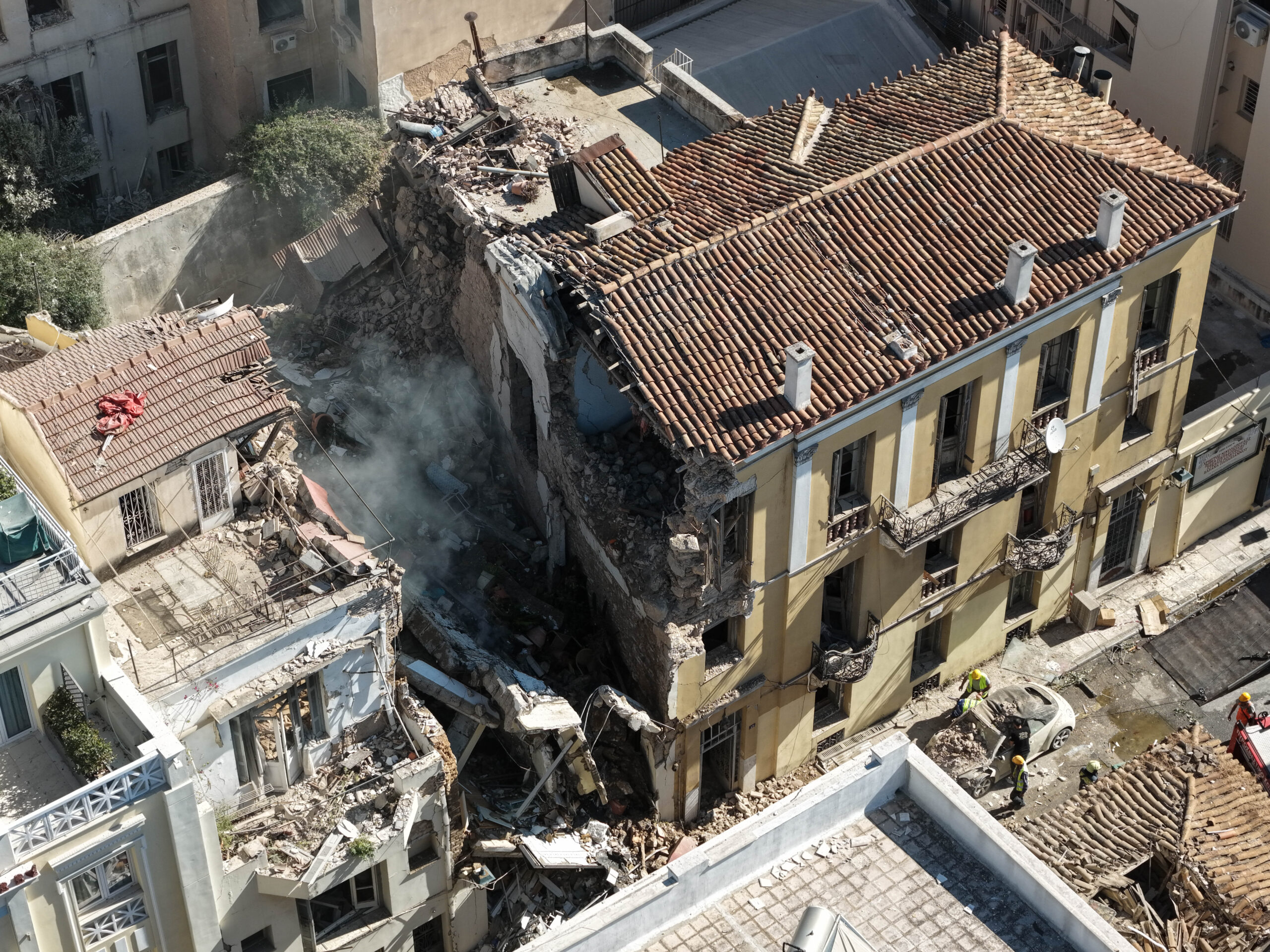 Συγκλονιστικές εικόνες από την έκρηξη στην Πλάκα: Δύο αγνοούμενοι, ένας τραυματίας – Νέα κατάρρευση κτιρίου