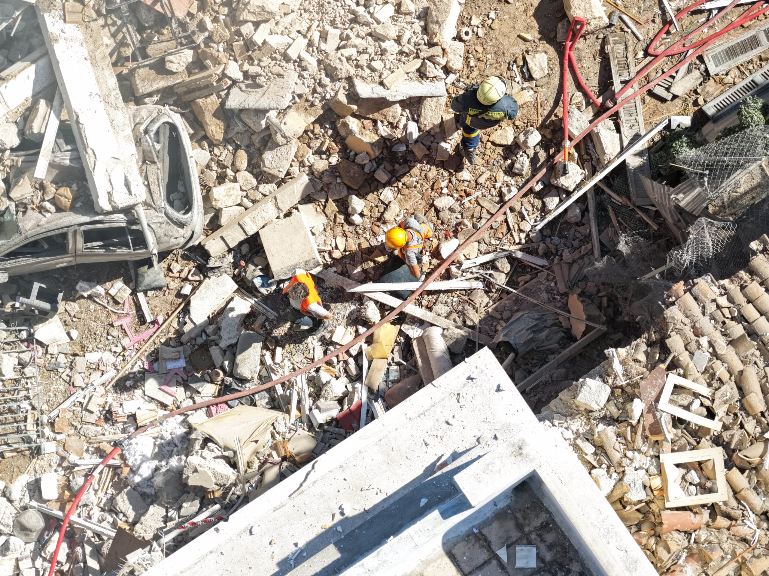 Συγκλονιστικές εικόνες από την έκρηξη στην Πλάκα: Δύο αγνοούμενοι, ένας τραυματίας – Νέα κατάρρευση κτιρίου