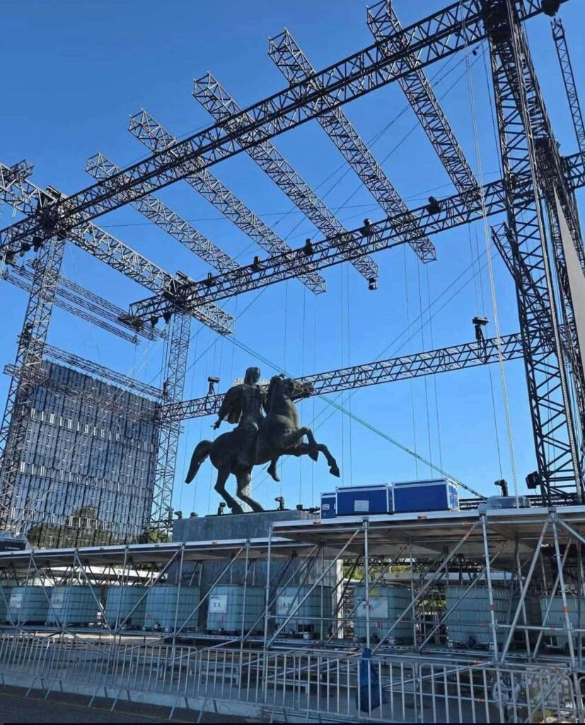 Ο Ρέμος έρχεται, ο Μέγας Αλέξανδρος… κρύφτηκε – Αντιδράσεις για την εξέδρα (ΦΩΤΟ)