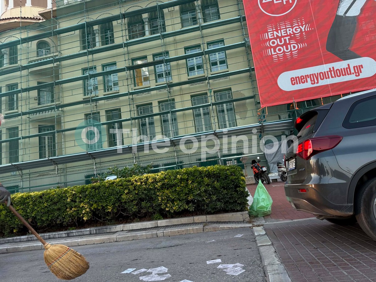Στις σκαλωσιές της ΧΑΝΘ μέλη του Ρουβίκωνα – Κρέμασαν πανό και πέταξαν τρικάκια