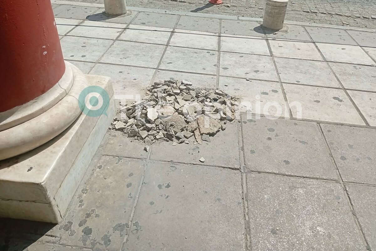 Θεσσαλονίκη: Έπεσαν σοβάδες από κτίριο στην πλατεία Αριστοτέλους(ΦΩΤΟ)