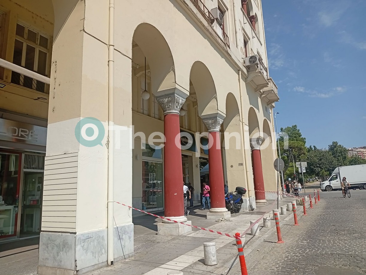 Θεσσαλονίκη: Έπεσαν σοβάδες από κτίριο στην πλατεία Αριστοτέλους(ΦΩΤΟ)