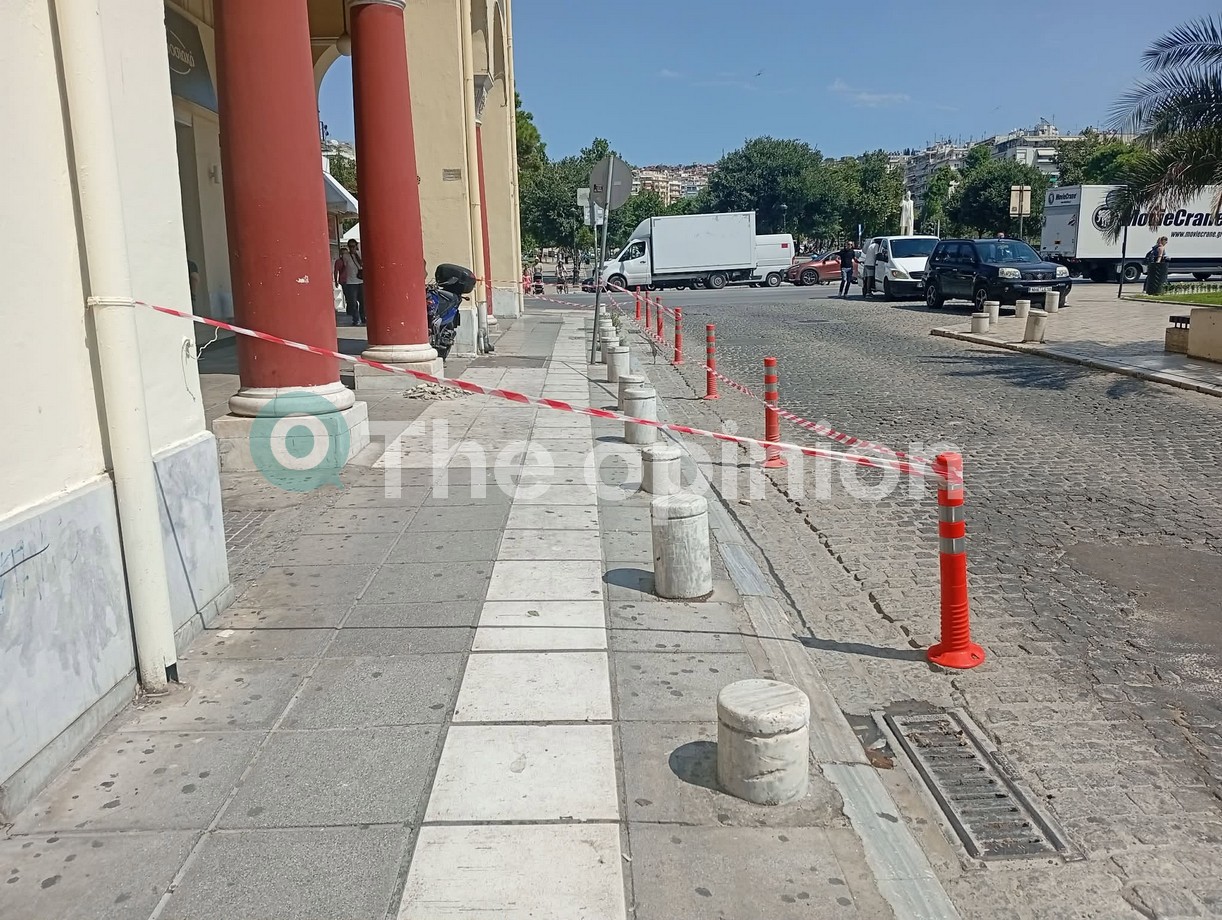 Θεσσαλονίκη: Έπεσαν σοβάδες από κτίριο στην πλατεία Αριστοτέλους(ΦΩΤΟ)