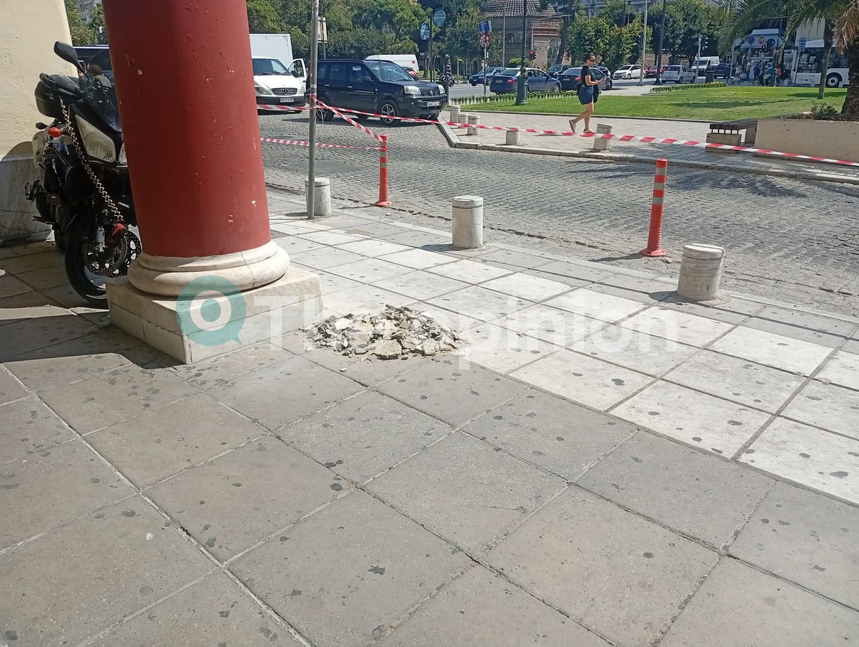 Θεσσαλονίκη: Έπεσαν σοβάδες από κτίριο στην πλατεία Αριστοτέλους(ΦΩΤΟ)