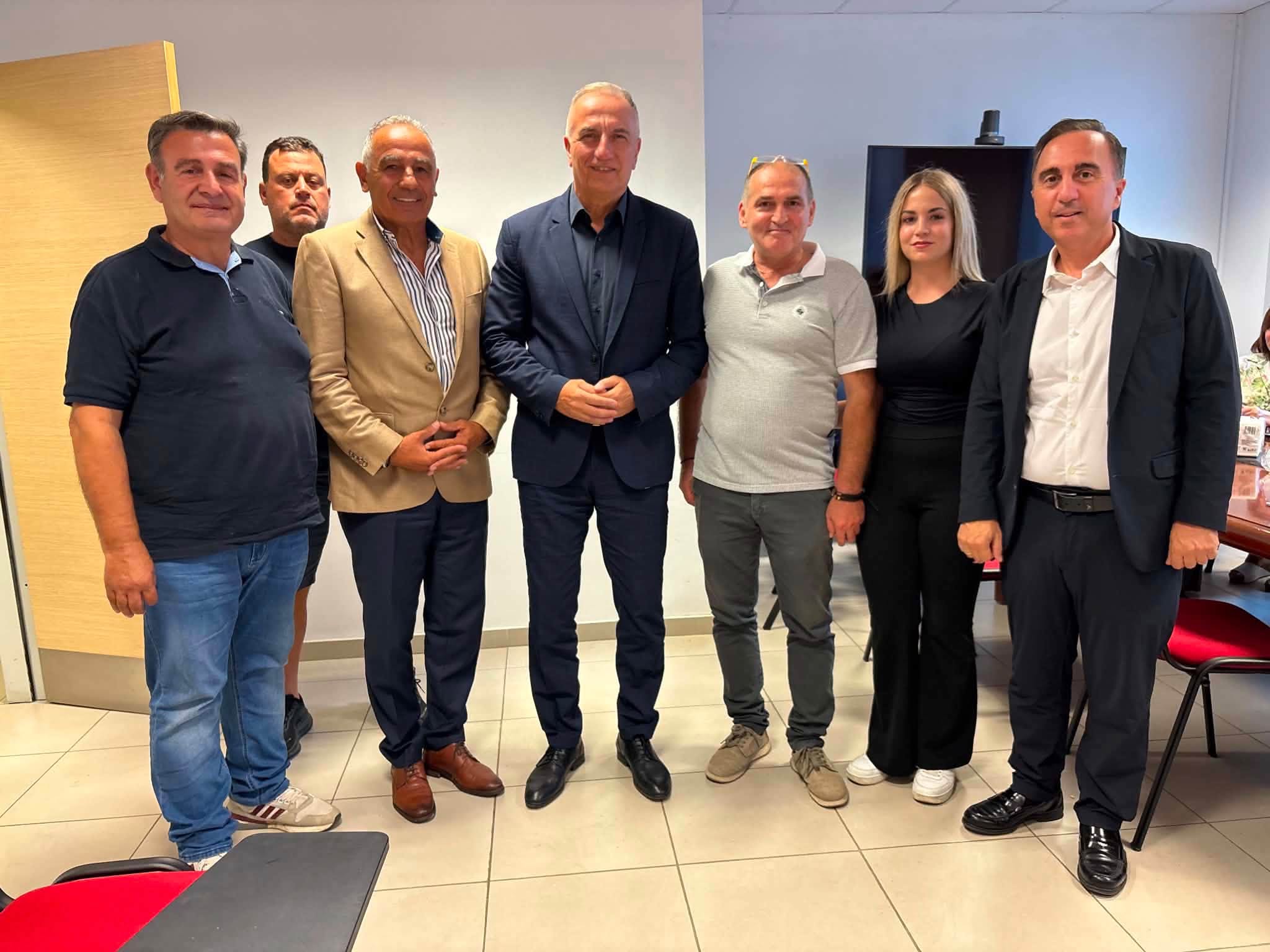 Συνάντηση Θεοδωρικάκου με την Γενική Συνομοσπονδία Λαϊκών Αγορών