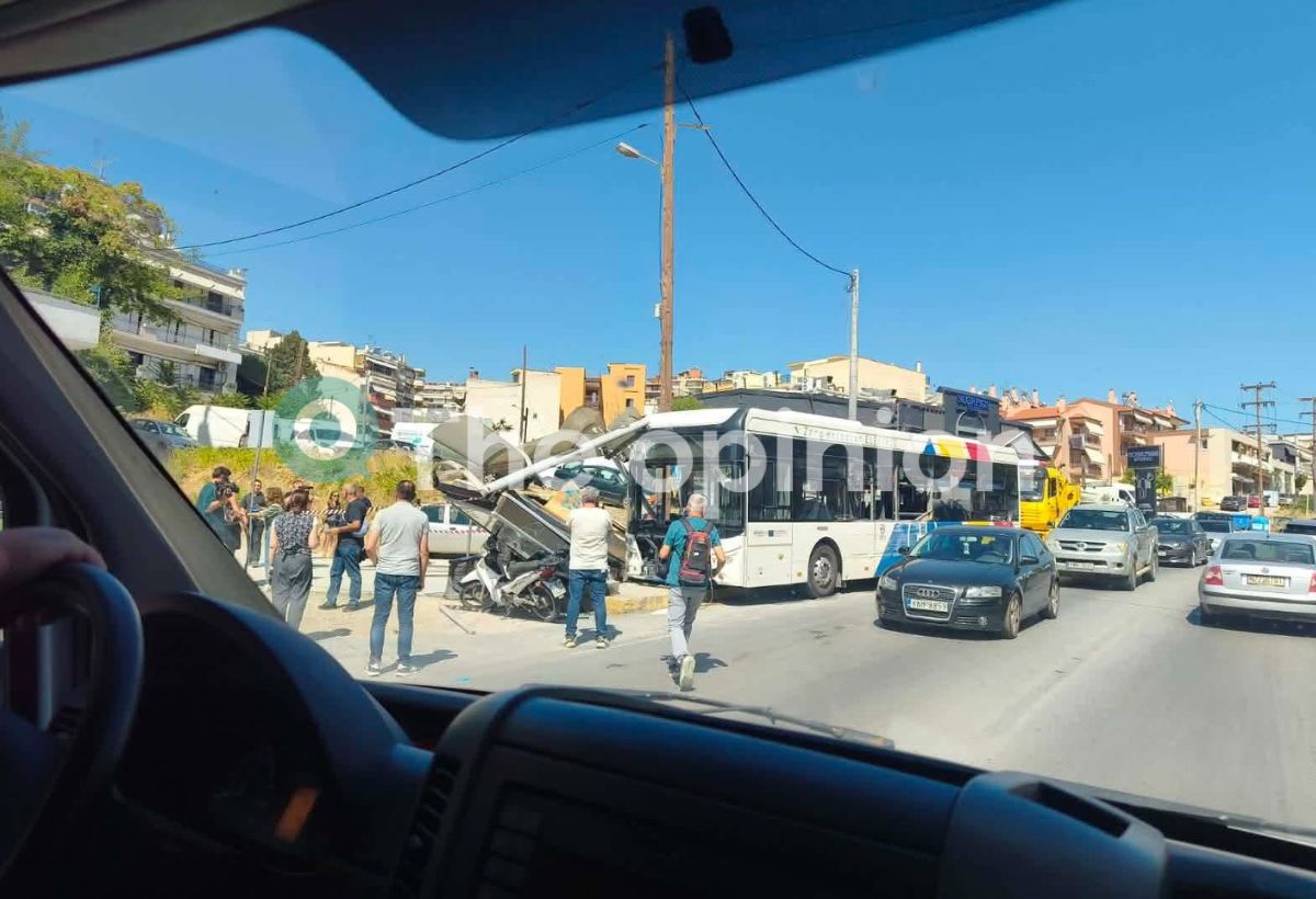 Θεσσαλονίκη: Λεωφορείο έπεσε πάνω σε στάση – Τέσσερις τραυματίες (ΦΩΤΟ)