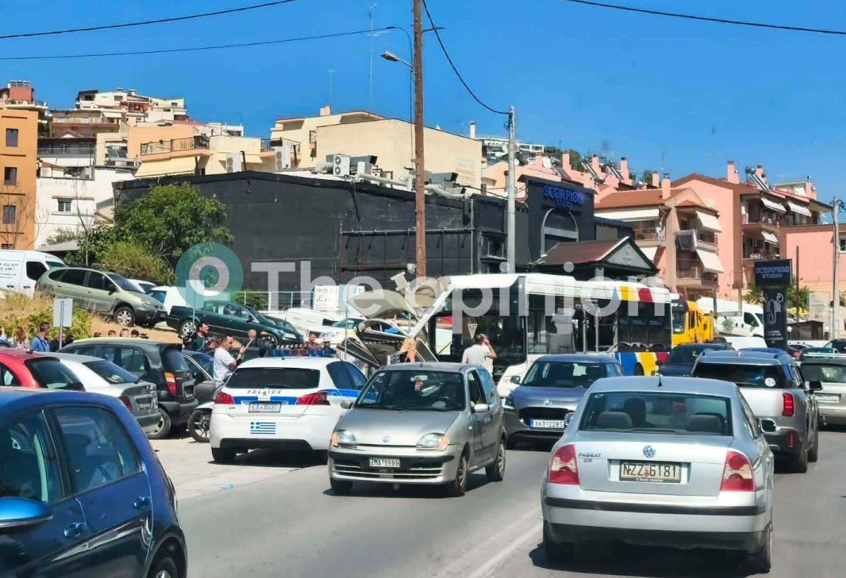 Θεσσαλονίκη: Λεωφορείο έπεσε πάνω σε στάση – Τέσσερις τραυματίες (ΦΩΤΟ)