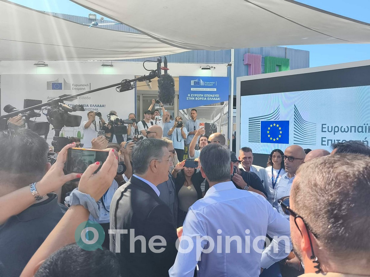 Η βόλτα Μητσοτάκη στα περίπτερα της ΔΕΘ – Το ρομπότ, τα δώρα και οι εκπλήξεις (ΦΩΤΟ- VIDEO)