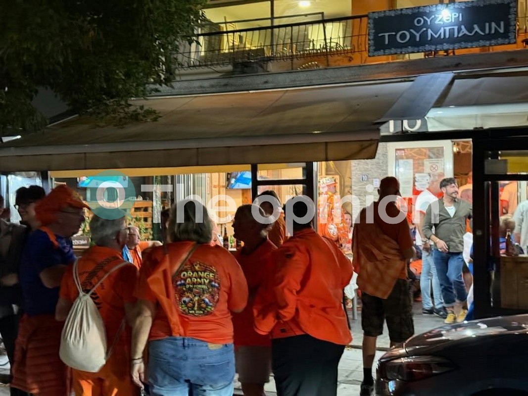Θεσσαλονίκη: Οι Ολλανδοί φίλαθλοι τίμησαν τις τοπικές λιχουδιές πριν από τη σέντρα (ΦΩΤΟ)
