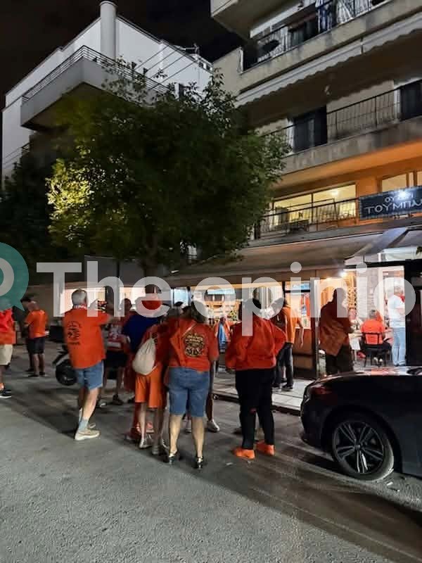 Θεσσαλονίκη: Οι Ολλανδοί φίλαθλοι τίμησαν τις τοπικές λιχουδιές πριν από τη σέντρα (ΦΩΤΟ)